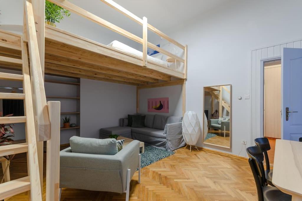 Lovely Next To Famous Cafe In Budapest. Apartamento Budapest